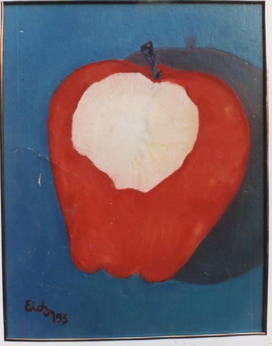 Manzana roja mordida sobre fondo azul.