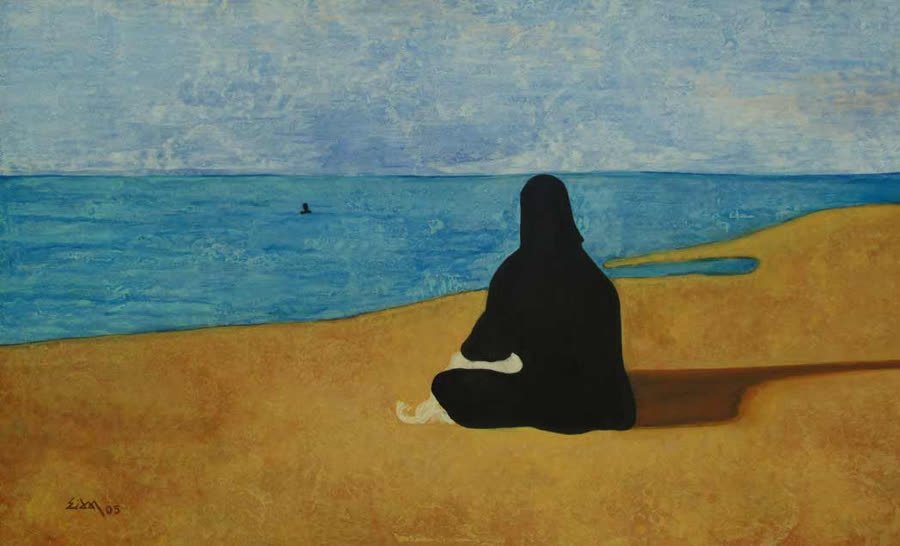 Figura vestida de negro sentada de espaldas en una playa, frente al mar.