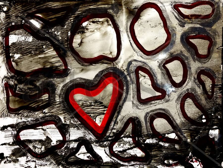 Piedras de contorno granate sobre fondo sepia; una de ellas, roja, tiene forma de corazón.